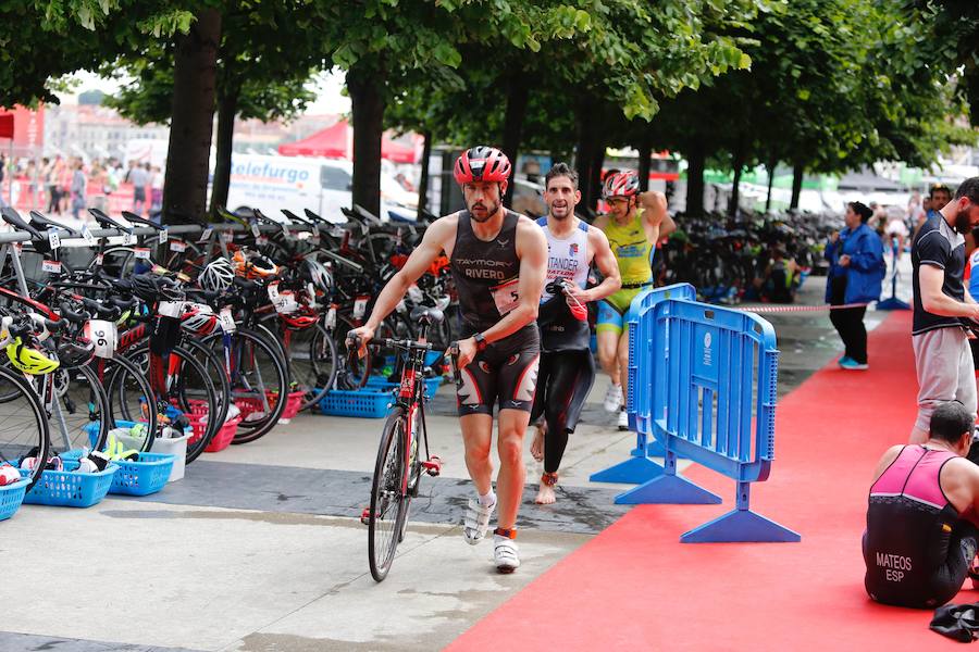 Un total de 450 deportistas se han dado cita en el Santander Triatlón Series, disputado en la zona de la playa de Poniente. Es una de las pruebas puntuables de la Liga del Academia Civil-CNSO.