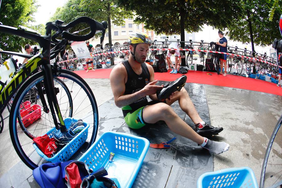 Un total de 450 deportistas se han dado cita en el Santander Triatlón Series, disputado en la zona de la playa de Poniente. Es una de las pruebas puntuables de la Liga del Academia Civil-CNSO.