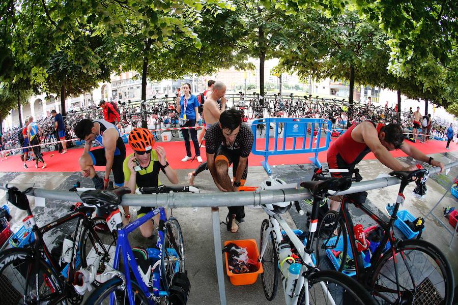 Un total de 450 deportistas se han dado cita en el Santander Triatlón Series, disputado en la zona de la playa de Poniente. Es una de las pruebas puntuables de la Liga del Academia Civil-CNSO.