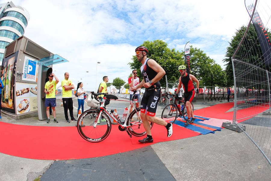 Un total de 450 deportistas se han dado cita en el Santander Triatlón Series, disputado en la zona de la playa de Poniente. Es una de las pruebas puntuables de la Liga del Academia Civil-CNSO.