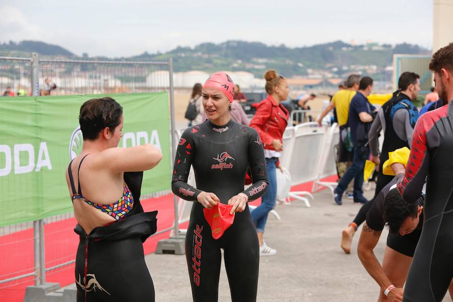 Un total de 450 deportistas se han dado cita en el Santander Triatlón Series, disputado en la zona de la playa de Poniente. Es una de las pruebas puntuables de la Liga del Academia Civil-CNSO.