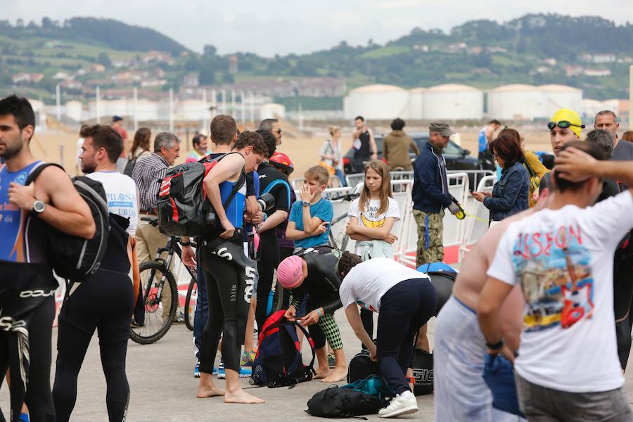 Un total de 450 deportistas se han dado cita en el Santander Triatlón Series, disputado en la zona de la playa de Poniente. Es una de las pruebas puntuables de la Liga del Academia Civil-CNSO.