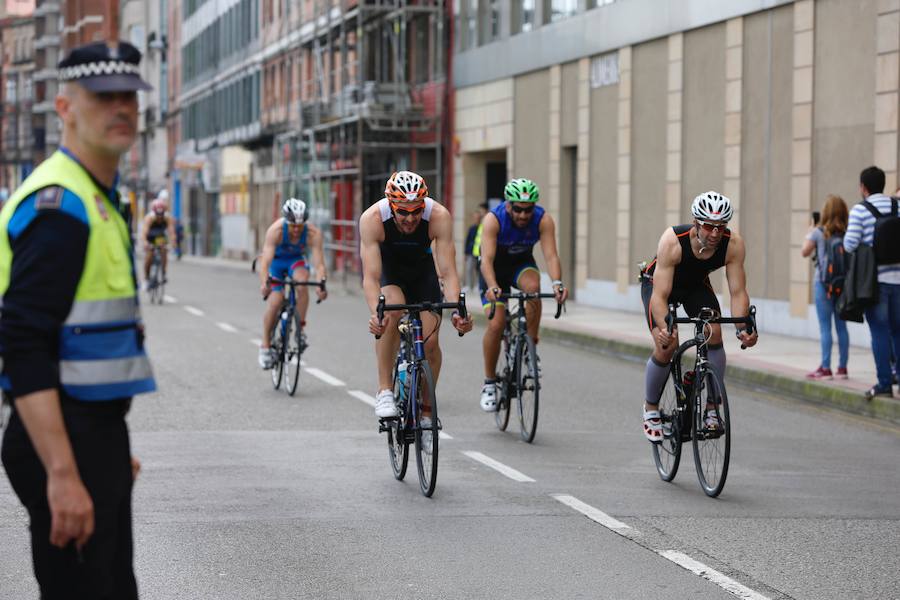 Un total de 450 deportistas se han dado cita en el Santander Triatlón Series, disputado en la zona de la playa de Poniente. Es una de las pruebas puntuables de la Liga del Academia Civil-CNSO.