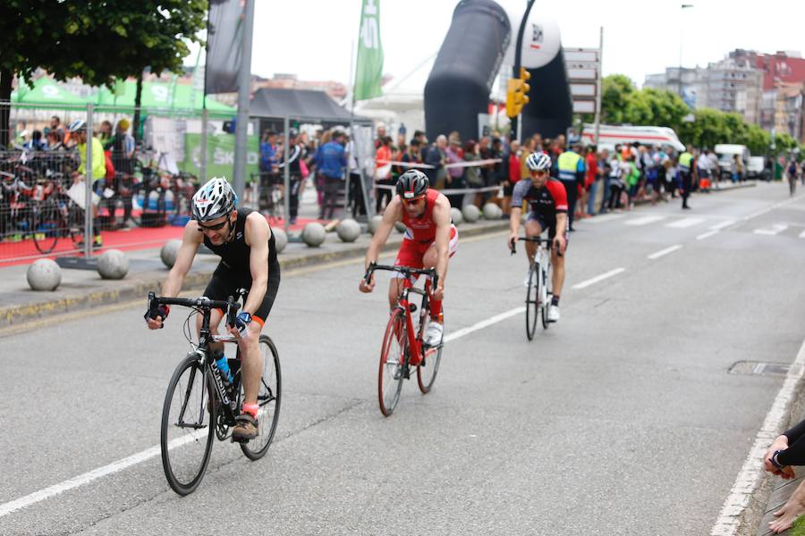 Un total de 450 deportistas se han dado cita en el Santander Triatlón Series, disputado en la zona de la playa de Poniente. Es una de las pruebas puntuables de la Liga del Academia Civil-CNSO.