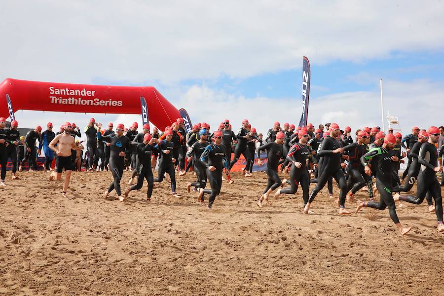 Un total de 450 deportistas se han dado cita en el Santander Triatlón Series, disputado en la zona de la playa de Poniente. Es una de las pruebas puntuables de la Liga del Academia Civil-CNSO.