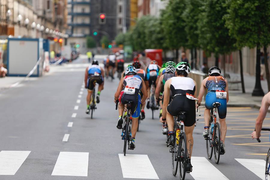 Un total de 450 deportistas se han dado cita en el Santander Triatlón Series, disputado en la zona de la playa de Poniente. Es una de las pruebas puntuables de la Liga del Academia Civil-CNSO.