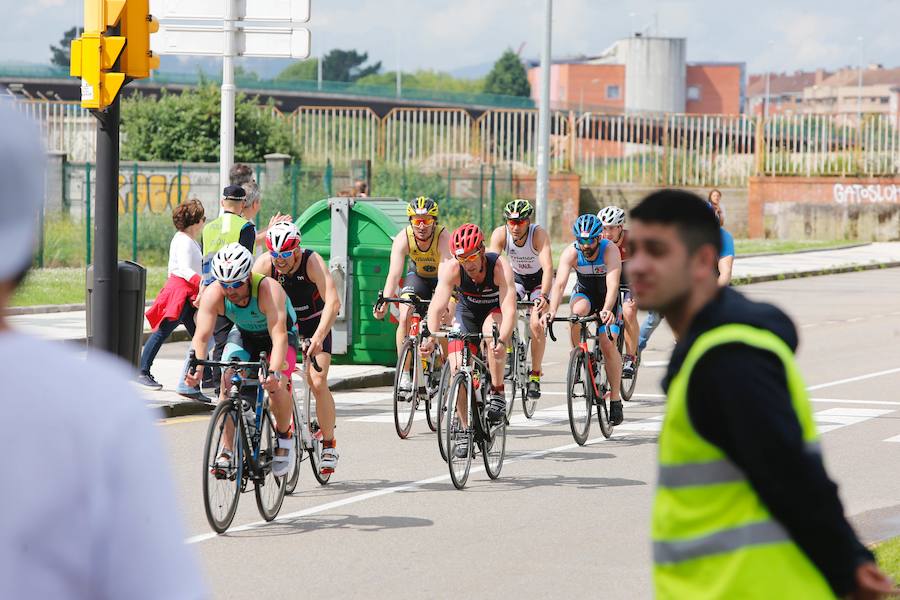 Un total de 450 deportistas se han dado cita en el Santander Triatlón Series, disputado en la zona de la playa de Poniente. Es una de las pruebas puntuables de la Liga del Academia Civil-CNSO.