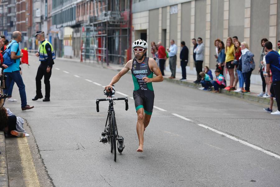 Un total de 450 deportistas se han dado cita en el Santander Triatlón Series, disputado en la zona de la playa de Poniente. Es una de las pruebas puntuables de la Liga del Academia Civil-CNSO.