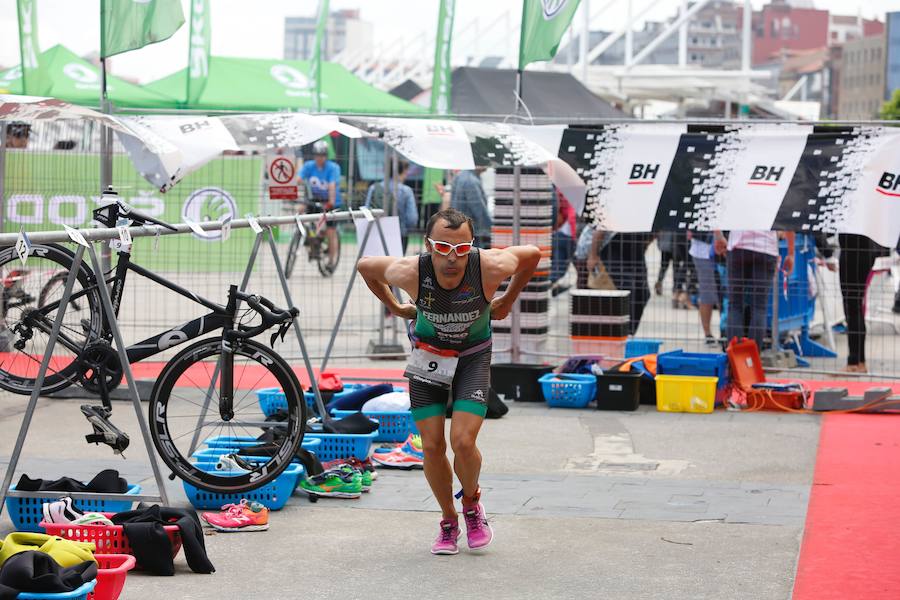 Un total de 450 deportistas se han dado cita en el Santander Triatlón Series, disputado en la zona de la playa de Poniente. Es una de las pruebas puntuables de la Liga del Academia Civil-CNSO.