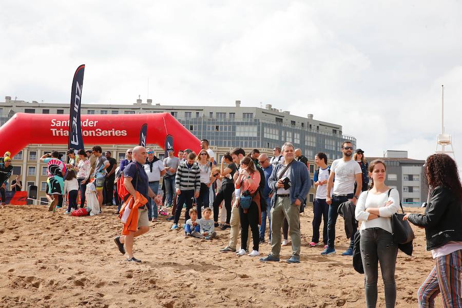 Un total de 450 deportistas se han dado cita en el Santander Triatlón Series, disputado en la zona de la playa de Poniente. Es una de las pruebas puntuables de la Liga del Academia Civil-CNSO.