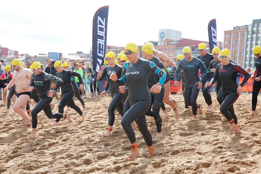 Un total de 450 deportistas se han dado cita en el Santander Triatlón Series, disputado en la zona de la playa de Poniente. Es una de las pruebas puntuables de la Liga del Academia Civil-CNSO.