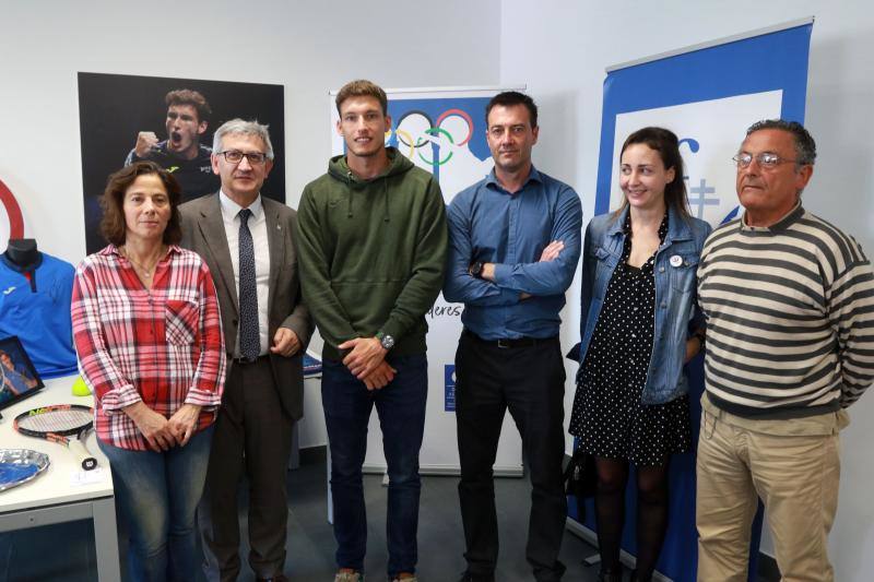 Fotos: Pablo Careño dona al Museo del Deporte de Mieres la raqueta y la camiseta con las que ganó en Winston Salem