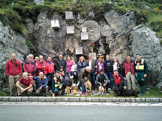 Asistentes al homenaje en memoria del grupo de rescate fallecido en la búsqueda de Germán. 