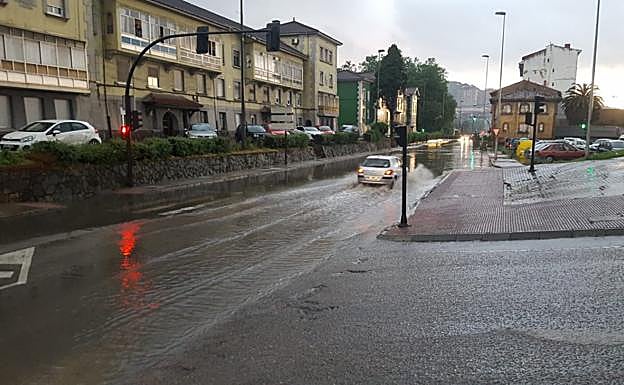 Imagen. Laavenida deLugo de Avilés se anegó en cuestión de minutos. 
