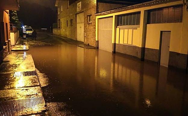 Calles y garages anegados de madrugada en Zeluán. 