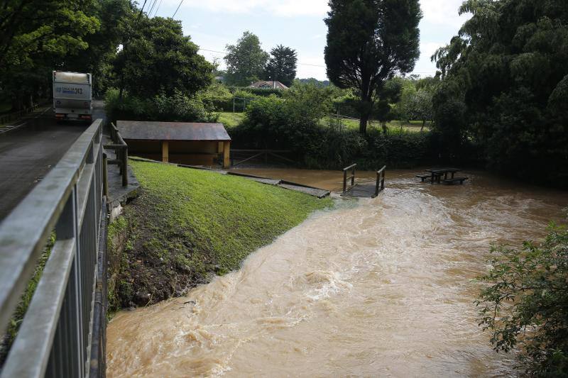 Fotos: La tromba de agua anegó zonas de Deva
