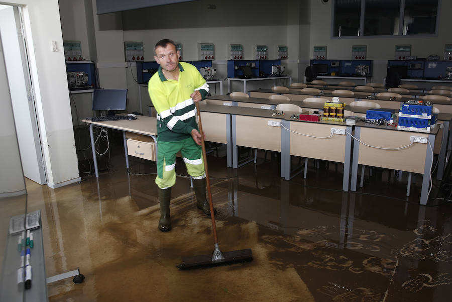 Han resultado afectados laboratorios, la cafetería y numerosas zonas comunes del centro de la Universidad de Oviedo