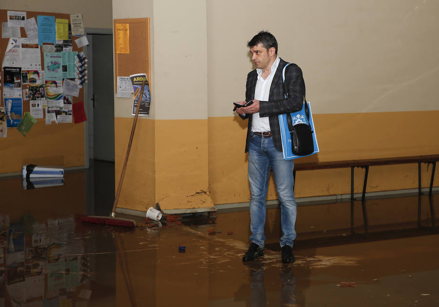 Han resultado afectados laboratorios, la cafetería y numerosas zonas comunes del centro de la Universidad de Oviedo