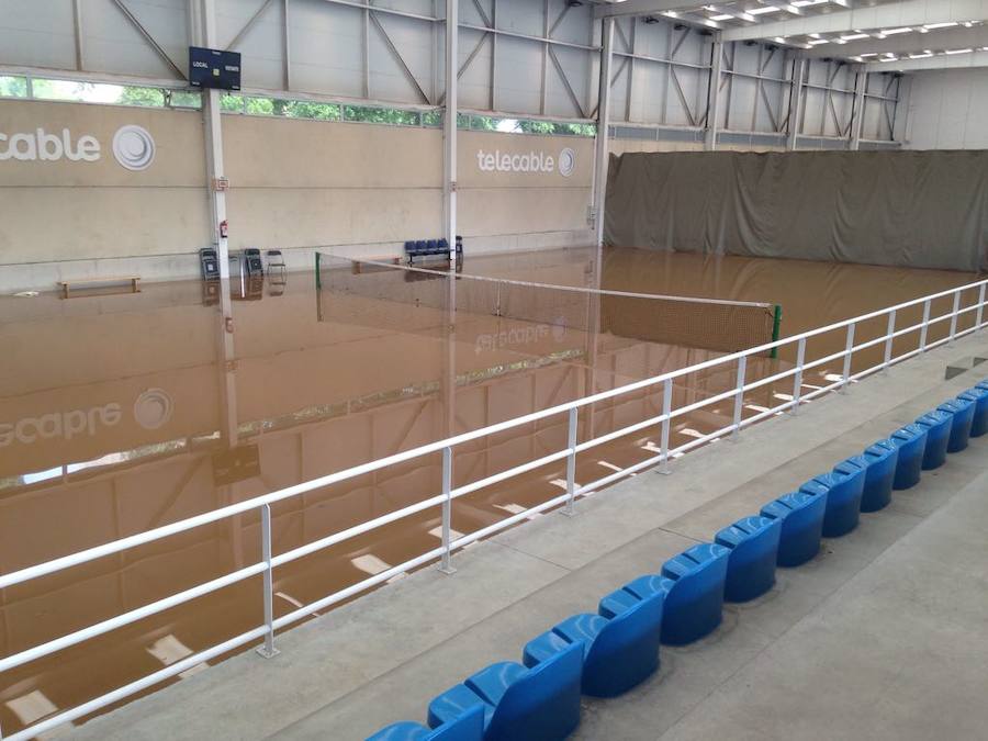 La parte más afectada fueron las Oficinas Generales y el Pabellón de Tenis. Se está trabajando con normalidad dando servicio al socio en piscinas, Spa, Pabellones Braulio García y Guillermo García, Pabellón Sur, vestuarios, Cafetería, etcétera. La única excepción es el Pabellón de Tenis cuyas pistas 5 y 6 están cerradas.