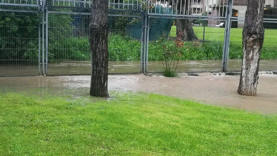 Numerosas zonas de la ciudad han registrado inundaciones e importantes daños tras las intensas lluvias registradas este fin de semana