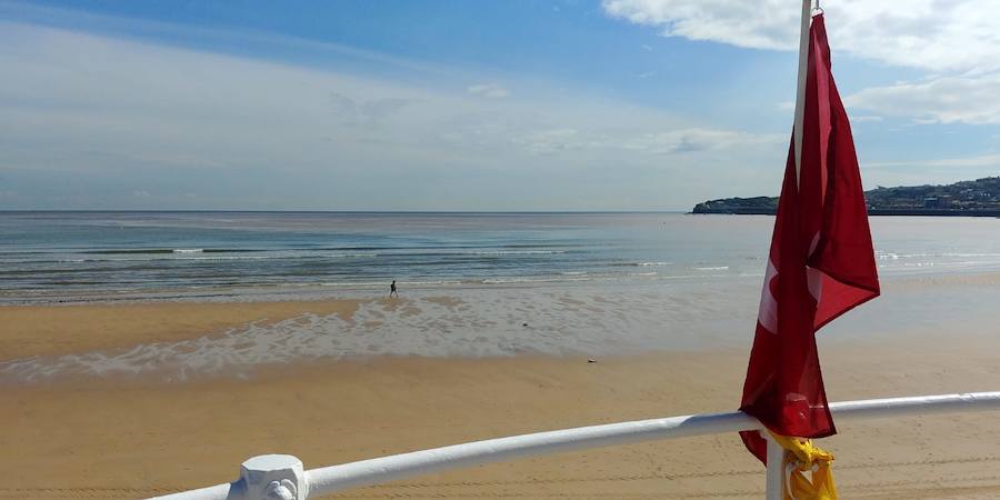 La Comisión de Seguimiento de la Playa ha cerrado la playa al baño nuevamente tras las lluvias caídas en la noche y la aparición de suciedad en el arenal esta mañana.