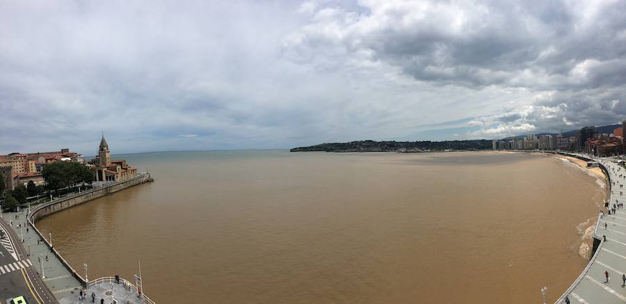 La Comisión de Seguimiento de la Playa ha cerrado la playa al baño nuevamente tras las lluvias caídas en la noche y la aparición de suciedad en el arenal esta mañana.