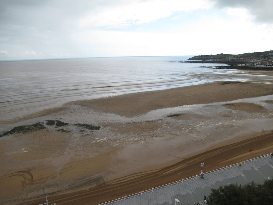 La Comisión de Seguimiento de la Playa ha cerrado la playa al baño nuevamente tras las lluvias caídas en la noche y la aparición de suciedad en el arenal esta mañana.