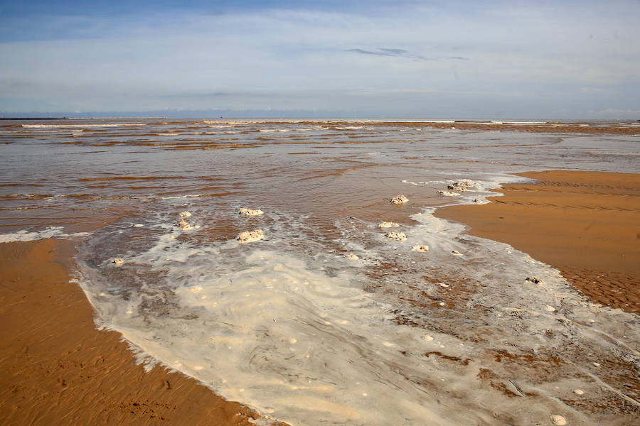 La Comisión de Seguimiento de la Playa ha cerrado la playa al baño nuevamente tras las lluvias caídas en la noche y la aparición de suciedad en el arenal esta mañana.