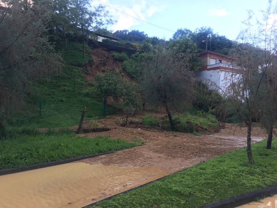 Las inundaciones anegaron varias calles del casco urbano y los comercios del centro de la localidad