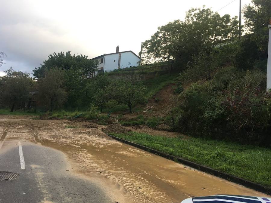 Las inundaciones anegaron varias calles del casco urbano y los comercios del centro de la localidad