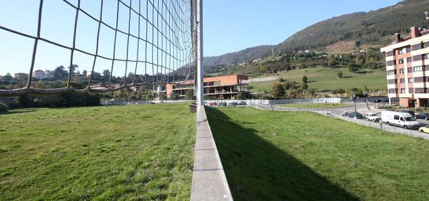 La parcela del colegio donde se quiere edificar el gimnasio, con el fallido spa del Naranco de fondo. 