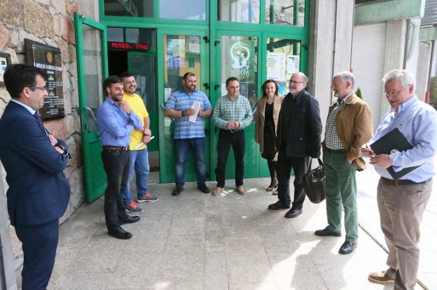 Los patronos que acudieron ayer a la reunión de la Fundación de la Sidra charlan en la puerta del museo. 