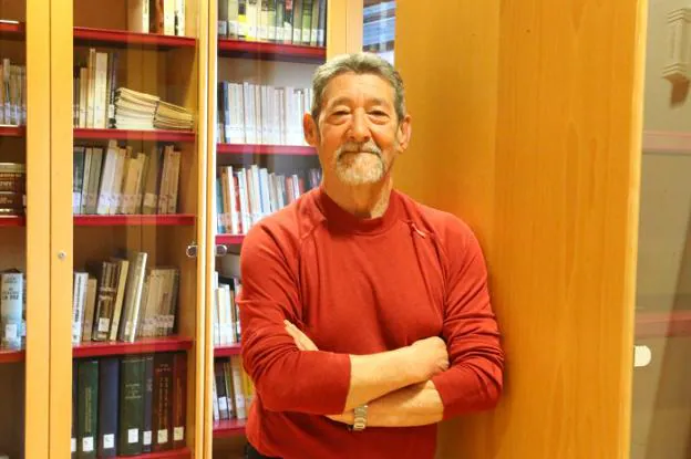 Manuel Galán, en la biblioteca de Nava. :: PABLO NOSTI