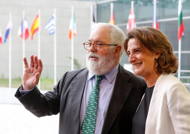 El comisario europeo de Medio Ambiente, Miguel Arias Cañete, y Teresa Ribera, ayer, en Luxemburgo. 
