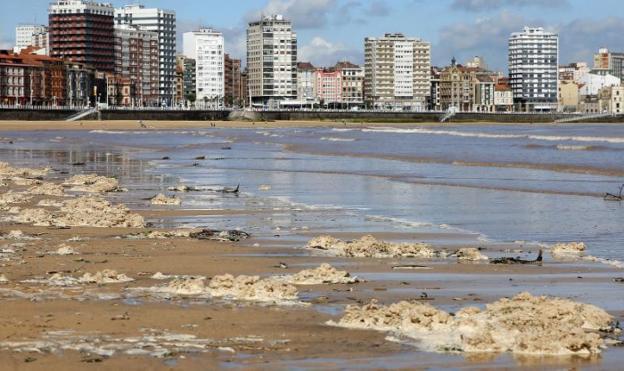 Restos de espumas en la arena cuya procedencia podría ser de nuevo el colector de La Camocha. 