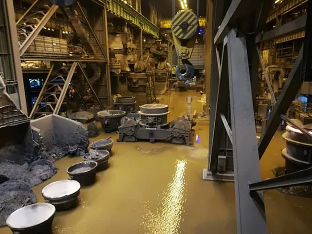 El agua inundó los sótanos de la acería avilesina del grupo siderúrgico donde se encuentran los equipos eléctricos. 