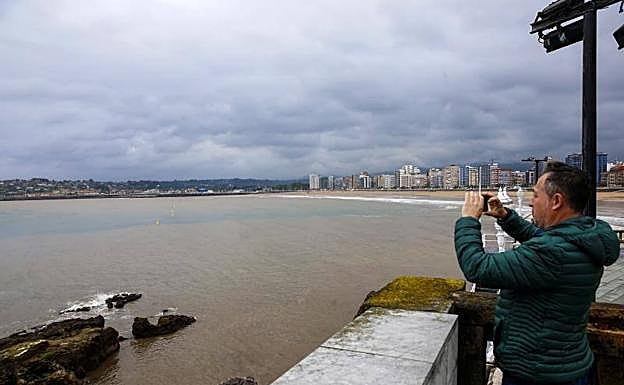 Una mancha marrón sigue siendo apreciable este martes ante San Lorenzo.