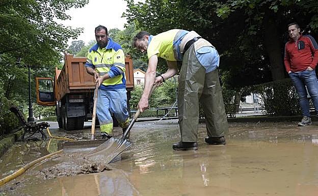 Dos operarios limpian las calles de Trubia.