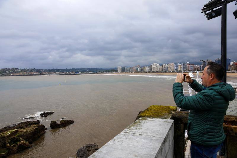 La limpieza en distintas zonas de la ciudad y el balance de daños ocupa este martes a los afectados por la lluvia caída en los últimos días