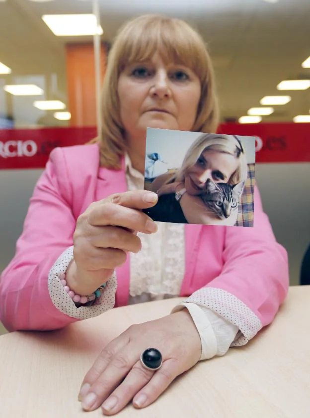 Isaura Álvarez, con una foto de su hija Silvia. 