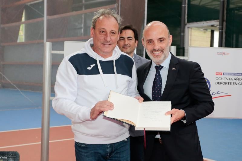 El exatleta olímpico Fermín Cacho ha participado en la presentación del nuevo material deportivo que lucirán los deportistas del Grupo Covadonga a partir de la próxima temporada.