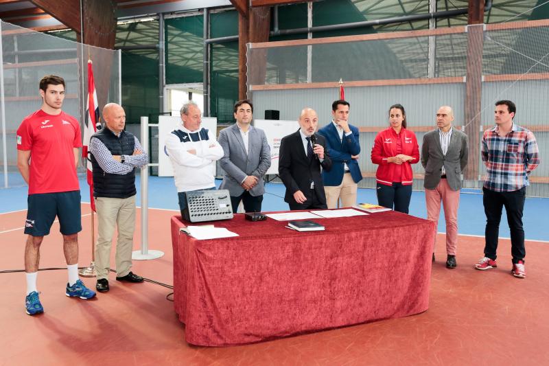 El exatleta olímpico Fermín Cacho ha participado en la presentación del nuevo material deportivo que lucirán los deportistas del Grupo Covadonga a partir de la próxima temporada.