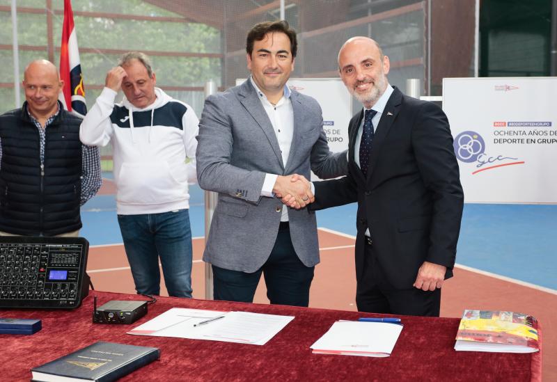 El exatleta olímpico Fermín Cacho ha participado en la presentación del nuevo material deportivo que lucirán los deportistas del Grupo Covadonga a partir de la próxima temporada.