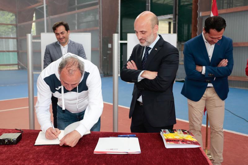 El exatleta olímpico Fermín Cacho ha participado en la presentación del nuevo material deportivo que lucirán los deportistas del Grupo Covadonga a partir de la próxima temporada.