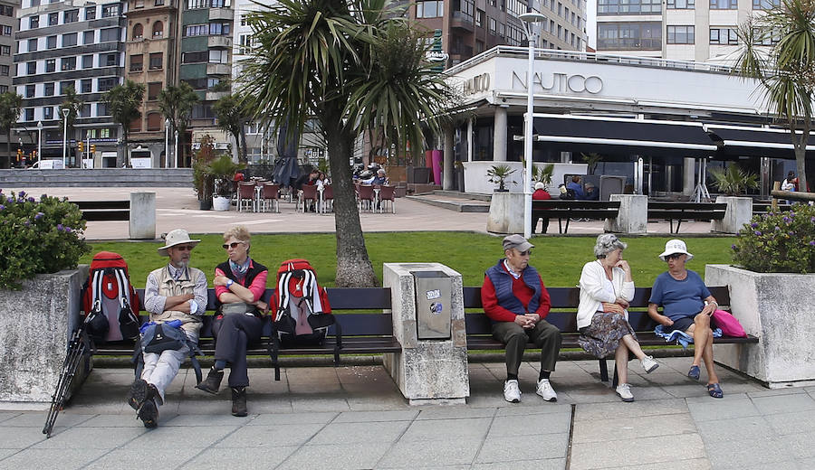 Las banderas amarilla y verde que luce la playa y la buena temperatura ya ha animado a algunas personas a pegarse un baño en el Cantábrico. 