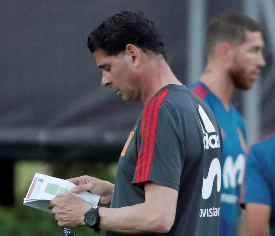 Fernando Hierro ha dirigido su primer entrenamiento como seleccionador de España, horas después de oficializarse su nombramiento en sustitución de Julen Lopetegui. 