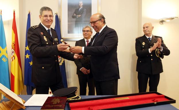 Juan Jesús Herranz recibe el bastón de mando de manos del director general de Policía, Germán López. 