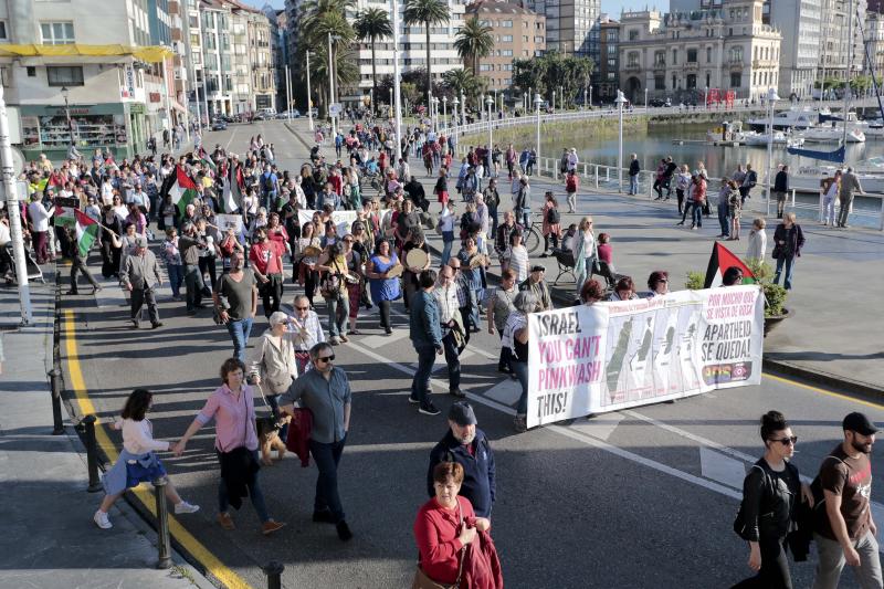 La manifestación, que comenzó pasadas las 19:30 horas en la Plaza del Marqués, recorrió parte de los muelles del puerto donde están atracados los barcos Al Awda (El Retorno) y Freedom (Libertad), en los que viajan activistas de varios países y continentes