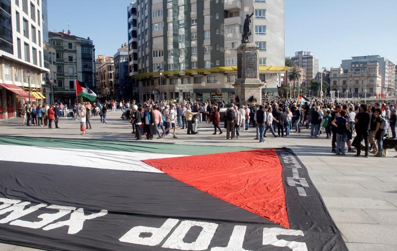 La manifestación, que comenzó pasadas las 19:30 horas en la Plaza del Marqués, recorrió parte de los muelles del puerto donde están atracados los barcos Al Awda (El Retorno) y Freedom (Libertad), en los que viajan activistas de varios países y continentes