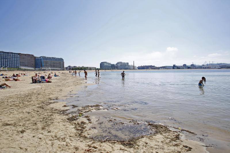 La playa de San Lorenzo llegará «en perfecto estado» al fin de semana, anticipa el Ayuntamiento, que ayer izó las banderas verde y amarilla